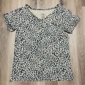 Short Sleeve V-Neck Leopard T-Shirt in Side Medium
